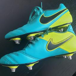 Nike football boots size 6
metal studs