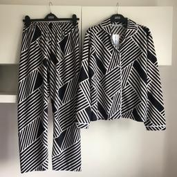 Brand new 
Bought, but never used
Size L (will fit a size 12/14)
Geometric white and navy pattern
Buttoned up top and full length trousers 
100% cotton