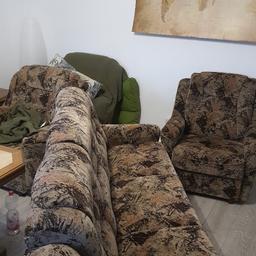 hallo verschenke hier gut erhaltene Couch mit Schlaffunktion und 3 Sesseln. muss zum Abtransport zerlegt werden