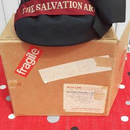 vintage salvation army Bonnet, with original cardboard box, 
does show some signs of wear and tear all over, 
as you can see from the photos it has been worn over the years,
lovely piece of social history.
Thankyou for looking 
COLLECTION ONLY Coventry