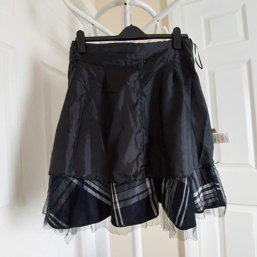 Skirt “Jane Norman” Black Silver Grey Mix Colour
Good Condition

Actual Size: cm and m

Length: 51 cm front

Length: 53 cm back

Length: 53 cm side

Volume Waist: 73 cm – 75 cm

Volume Hips: 98 cm – 1.00 m

Size: 10 (UK) Eur 38

Outer: 100 % Polyester

Lining: 100 % Polyester

Net: 100 % Polyamide

Made in Turkey
