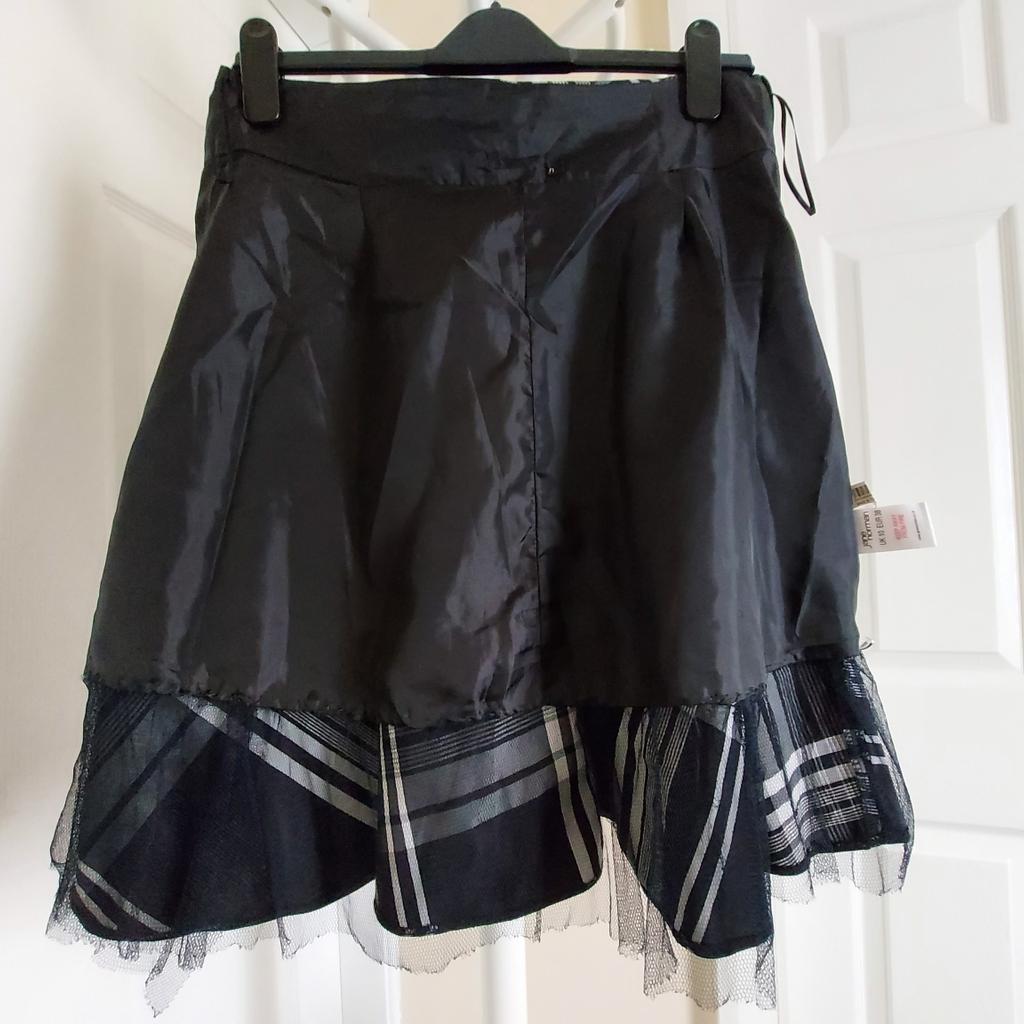 Skirt “Jane Norman” Black Silver Grey Mix Colour
Good Condition

Actual Size: cm and m

Length: 51 cm front

Length: 53 cm back

Length: 53 cm side

Volume Waist: 73 cm – 75 cm

Volume Hips: 98 cm – 1.00 m

Size: 10 (UK) Eur 38

Outer: 100 % Polyester

Lining: 100 % Polyester

Net: 100 % Polyamide

Made in Turkey
