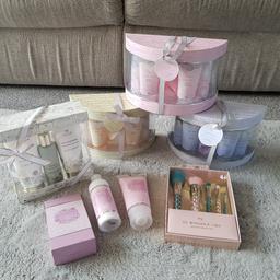 Bundle of unused bath gift sets and makeup brushes. £5 for all