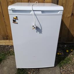 BEKO single fridge full clean working condition 
Just missing top indoor tray
Has a few scratches on front door 
£25.00
Collection from high green, Sheffield s35 area