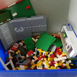 Verkaufe eine große Kiste Lego - Konvolut (Steine, viele Platten, Fahrzeuge,...)
Ca. 8 kg.
KEIN Versand!!
