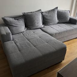 Verkaufe 1 Jahre alte Couch mit Stauraum und Ausziehfunktion inkl. Dekopolster

240 cm breit
Tief Liegefläche: 145cm
Tief Lehne: 100cm
Höhe: 80cm