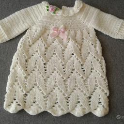 Vestitino per neonata realizzato a mano a uncinetto con filato di pura lana