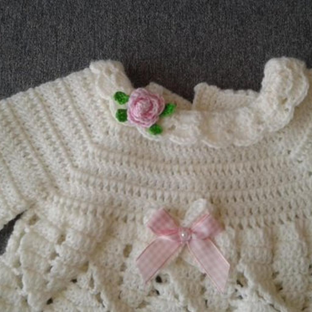 Vestitino per neonata realizzato a mano a uncinetto con filato di pura lana