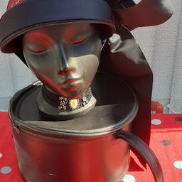 vintage salvation army Bonnet with original case leatherette,
the Bonnet is in very good condition
few little bits of wear but nothing serious
great piece of social history
the original case does show some signs of wear and tear all over,
advertised on other sites
regards
COLLECTION only
no offers