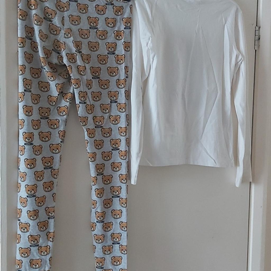 Designer Moschino Girls Top and Leggings Set
Age 12
Good Condition