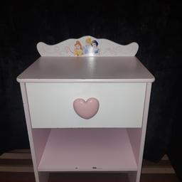 A lovely sturdy addition to any princesses bedroom with matching wardrobe (from Dreams) available..
slight chip as you can see in pic but can be easily amended..
Can deliver if local to BB1 🙂
From smoke free home 🏡
