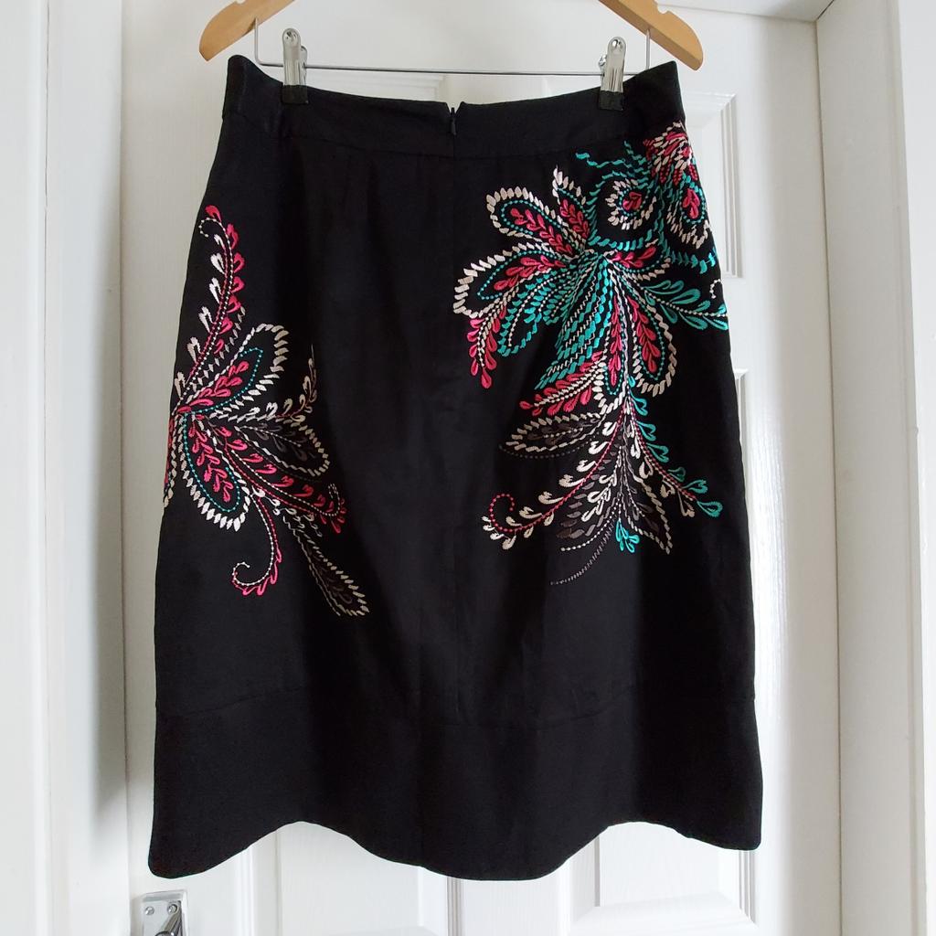 Skirt “Monsoon” Collection Black Mix Colour
New With Tags

Actual Size: cm

Length: 65 cm

Length: 65 cm side

Volume Waist: 79 cm – 80 cm

Volume Hips: 90 cm – 92 cm

Size: 12 (UK) Eur 40

Main: 100 % Cotton

Lining: 100 % Polyester

Trim: 100 % Viscose

Made in China

Retail Price £ 65.00 (UK) , 99.00 € (Eur)