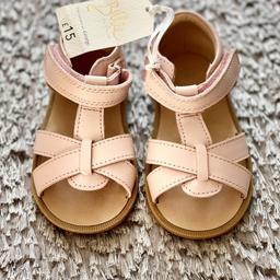Bnwt
Girls pink sandals by billie faiers 
Size 6
Comes in cute little white bag 
Bought and they are too small
Collection Dudley