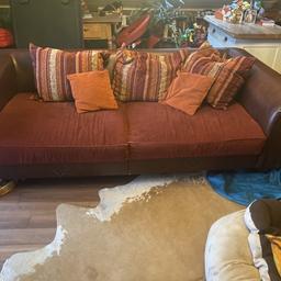 Verkaufe meine geliebte Barock Vintage Couch.
Sie ist leider zu klein geworden.
Sehr bequem.
Bei weiteren Fragen gerne schreiben