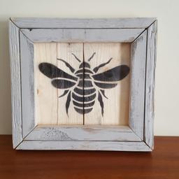 'Bumble Bee' shabby chic wall art. Handmade from reclaimed timber. Approx. 27x25cm size. Can be wall hung or stand on a shelf or mantelpiece. Has a lacqueured finish to preserve the image and make it hard wearing
Follow me on facebook and instagram, @beechavecollective