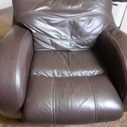 Brown sofa single in fair condition no rip.
selling due to moving home.
Collection fri Edlington