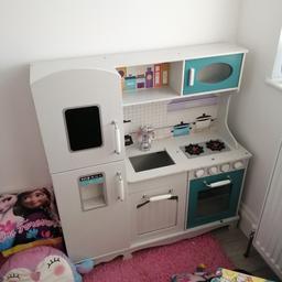 Toy kitchen, normal wear and tear, but still in very good condition.
From pet and smoke free home.