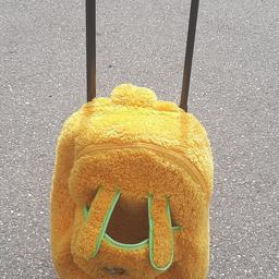 kuscheliger gelb-grüner Kindertrolley mit ausziehbarem Griff und Henkel, inkl. Außentasche für Teddy oder Puppe, Bezug dank Klettverschluss auch waschbar