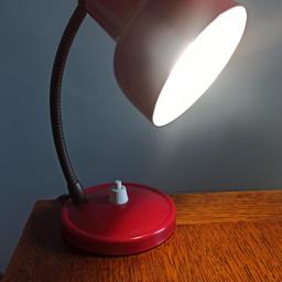 Lampada rossa vintage da tavolo perfetta e funzionante. Altezza circa 20 cm.