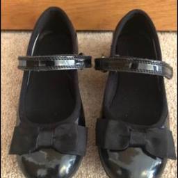 Girls Clarks school shoes, 
Great condition 
Size 11G 
Local collection in Co2 7
