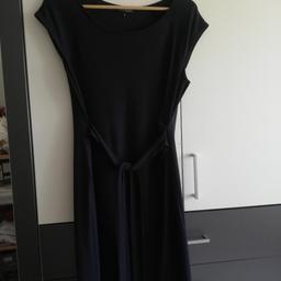 Dunkles Kleid von Sure zum binden - keine Flecken oder ähnliches. Steht Gr XL auf dem Etikett - entspricht 40 /42