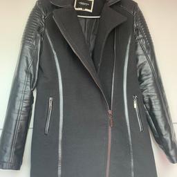 Verkaufe einen kaum genutzten Mantel/Jacke 
In Größe S