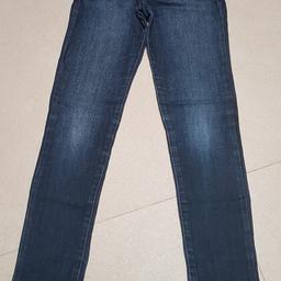 Jeans elasticizzato aderente skinny marca Abercrombie per una ragazza.  Taglia indicata 14 anni, veste meno, circa 11-12 anni. 
Perfetto, praticamente mai usato.