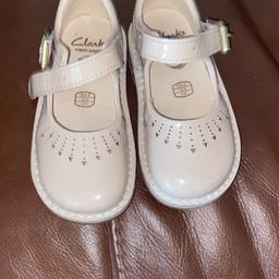 5.5 E size 

Like new Clark’s girls shoes
Cream hardly worn as brought just before lockdown and no longer fit