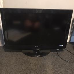 32 inch LG tv with remote

Collection only