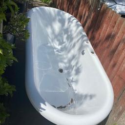 Hi I’m selling this bath with chrome legs. It’s a good bath, selling because I’ve had all new bathroom fitted, my sister was going to take it but then changed her mind. Will upload some more pictures, measurements later. Feel free to message me if you’re interested.