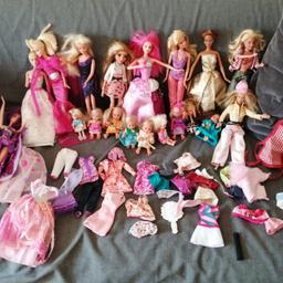 Barbie Sortiment, ca.9 große +9kleine+ Zubehör, Kleidung, Schuhe, teils Haare gestutz, eine mit Musik
