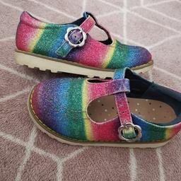Girls next shoes
Size 9
Rainbow glitter
Only been worn couple of times
Great condition