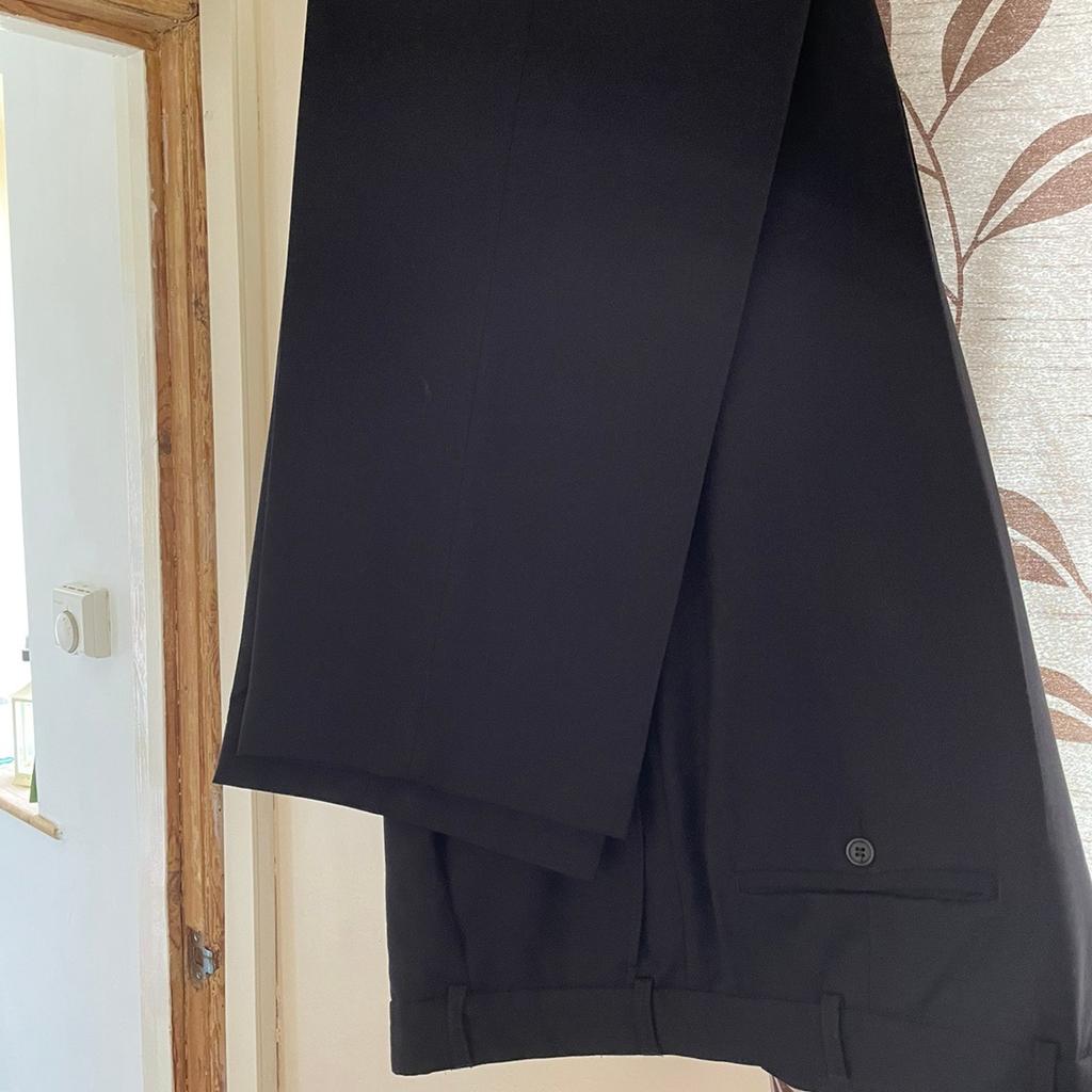 Selling for a friend a pair of black trousers for a relatively tall man, see attached photos. From a Smoke free home, two cats but item has been in a wardrobe since first Lockdown.
Reduced price.
