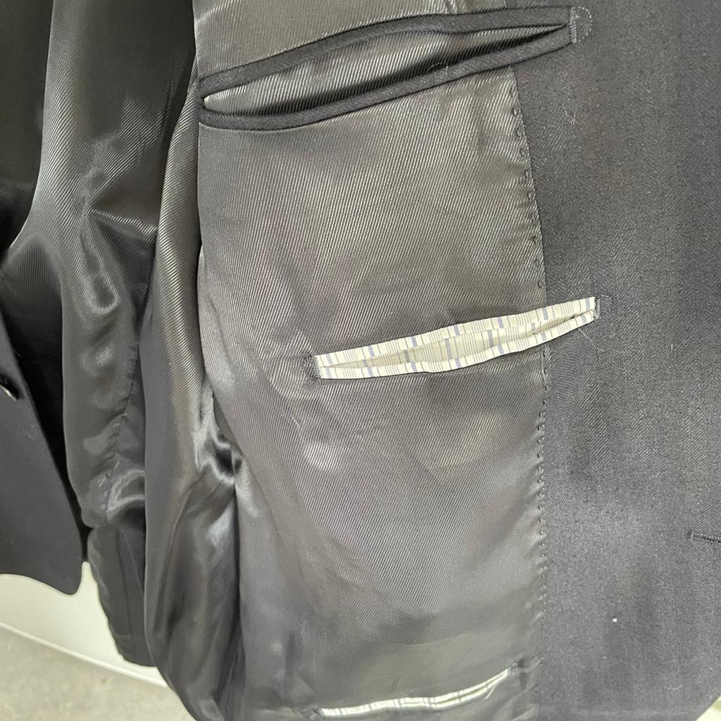 Men's suit kept in Garment Bag. Selling for a friend, from a Smoke free home with 2 cats but kept in the bag in a wardrobe since the first Lockdown.
Reduced price, lower offers considered