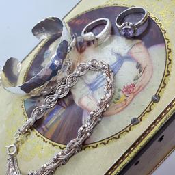 a beautiful collection
chunky bracelet
vintage locket
2 rings
necklace
bracelet