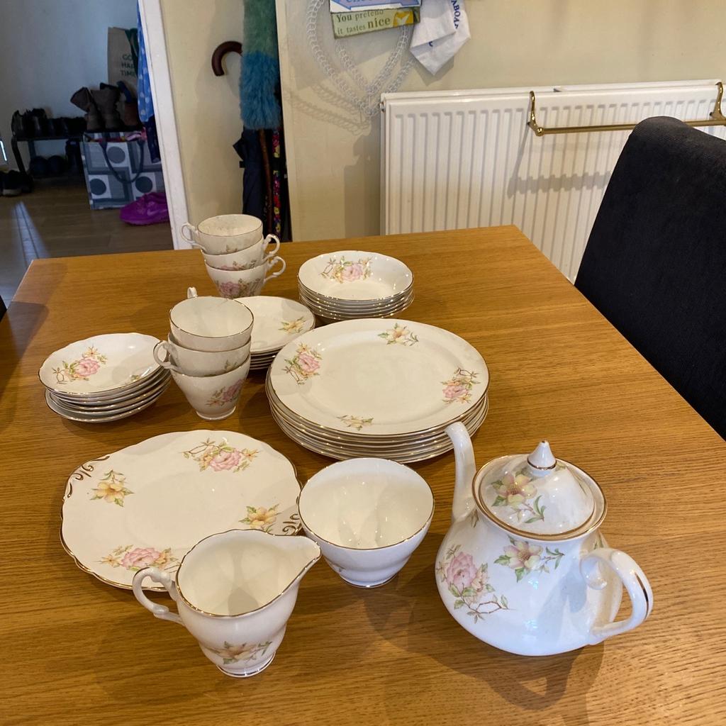 Reduced 6 Piece dinner set and tea set in WA3 Culcheth for £25.00 for
