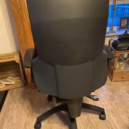 Verkaufe Schreibtisch Stuhl mit Gebrauchs Spuren
VB 20 Euro