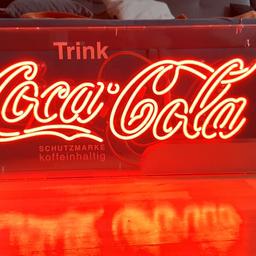 Verkaufe eine originale Coca Cola Retro Neon Leuchtreklame.

Die Leuchtreklame ist ideal für jeden, ob für Sammler oder Heimischen Partykeller oder ein Highlight in seine Wohnung/Zimmer haben möchte.

Absoluter Blickfänger!
Die Lampe kann entweder an der Wand befestigt oder von der Decke gehängt werden (siehe Bild 4)
Maße:

35 cm x 75 cm x 8 cm ( Höhe x Breite x Tiefe)