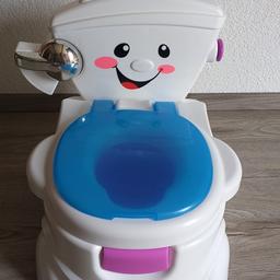 Meine Erste Toilette verfügt über einen schließbaren Toilettendeckel, einen Spülknopf, der Klickgeräusche von sich gibt, wenn man ihn drückt, und einen Toilettenpapierhalter, der sich herausziehen lässt
Und jeder „Erfolg“ wird mit lustigen Geräuschen und Musik belohnt
Auch als Verkleinerung auf der Großen Toilette Verwendbar !

VHB