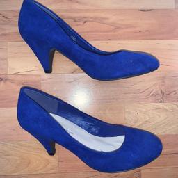 Size 5 midi heels (Dorothy Perkins), brand new and never worn however super comfortable confirmed by touch of foot pad. 

Comes from corona, pet and smoke free home.

Please feel free to make offers and see other items as I want everything gone.