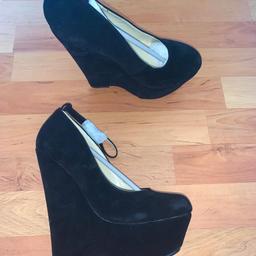 Brand new size 5 suede wedge heel for sale, never worn and brand new in box with an ankle strap for security. Very glam and would pair perfectly with any outfit.

Comes from corona, pet and smoke free home.

Please feel free to make offers and see other items as I want everything gone.