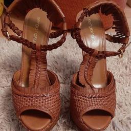 Beautiful Sergio Rossi Platform leather fringe sandals. Size 38. Great condition. £70
#thenortherndesignerexchange #prelovedfashion #designerfashion #sergiorossi #sergiorossishoes #buildingadream
#Summer21