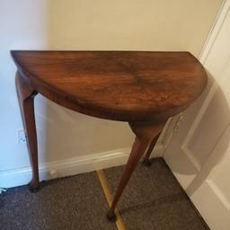 Solid wood side/console table. It has some cosmetic wear here and there. But no damage to it. Not needed anymore. Collection nw9