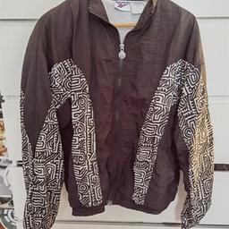 Ich verkaufe meine gut erhaltene Vintage Trainingsjacke von Reebok mit coolem Muster.
Die Größe ist L.

Abholung in 70186 Stuttgart oder Versand bei Übernahme der Versandkosten.
Kein Umtausch da Privatverkauf.