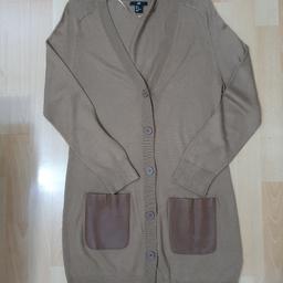 Strickjacke in Braun/Caramel von H&M
2 Taschen vorne aus Kunstleder
Jacke mit 10% Wollanteil
Gr. S
Länge ca.85 cm
Neu
Siehe bilder