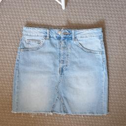 Ny supersnygg jeans kjol (använd ca 2 ggr) Ingen användning av den därav säljning. :)

(Liite mörkare blå i verkligheten)

Storlek 36

Ord. pris 300kr

GINA TRICOT