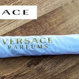 xklusiv für Versace Fragrance Line hergestellt
Wenn Sie auf den MEDUSA Kopf drücken, öffnet sich der Regenschirm automatisch.
Durchmesser im geöffneten Zustand - 112 cm
Auf der abnehmbaren Nylon-Regenschirmhülle steht Versace Parfums
