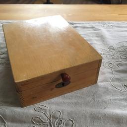 Kleine Holzbox, Kuli als Größenvergleich mit Fächern und Spiegel
als Schmuck/Bastelkiste
Schlüssel nicht vorhanden