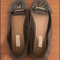 Primark Grey women size 6 flats
Message me for any questions u may have
Please check out my other items