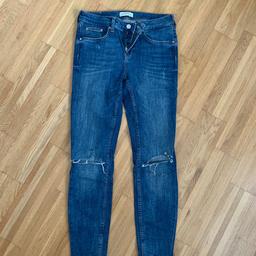 blaue Skinny Jeans mit Rissen an beiden Knien und abgeschmittener Saum am Bein unten
von Zara
Gr 36